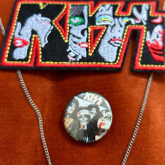 KISS PATCH & KISS STICKER & VINTAGE GENE SIMMONS KISS NECKLACE & KISS PIN BUNDLE - Picture 4 of 5